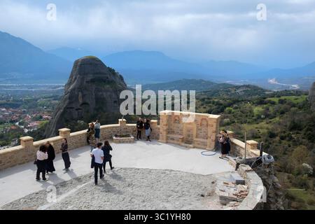 Persone che visitano il monastero di Meteora della Santissima Trinità o l'Agia Triada a Trikala, Tessaglia, Grecia. Patrimonio mondiale dell'UNESCO. Foto Stock