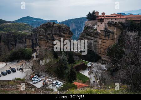Persone che visitano il monastero di Meteora a Trikala, Tessaglia, Grecia. Patrimonio mondiale dell'UNESCO. Foto Stock