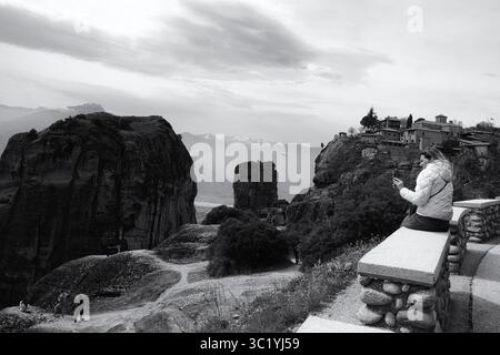 Persone che visitano il monastero di Meteora a Trikala, Tessaglia, Grecia. Patrimonio mondiale dell'UNESCO. Foto Stock
