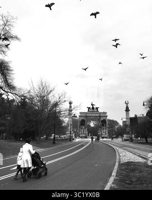 29 marzo 2019 - Memphis, Tennessee, Stati Uniti - Mother and Baby on a walk, Prospect Park, Brooklyn, New York. (Immagine di credito: © Karen Focht/ZUMA Wire) Foto Stock
