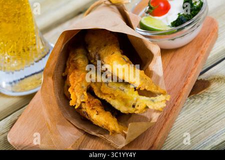 Fritto in acciughe pastella con salsa cremosa al formaggio e verdure Foto Stock