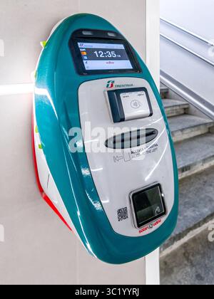 Fossano, Piemonte, Italia - 23 luglio 2025: TAP and TAP Trenitalia: Biglietti regionali con carta contactless, validatore alla stazione di partenza e poi a Foto Stock
