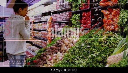 Curiosa tra le donne che esaminano verdure fresche nel supermercato produce Aisle, copia spazio Foto Stock