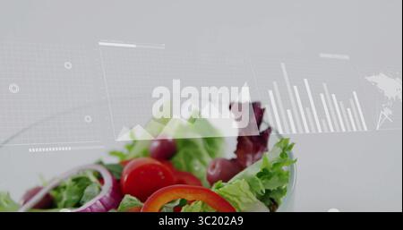 Recipiente in vetro contenente lattuga, pomodori, olive e peperoni in studio con sovrapposizioni di dati Foto Stock