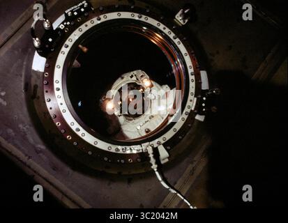 7 febbraio 2001 - astronauta Robert L. Curbeam, Jr., specialista missione STS-98, è stato fotografato durante la seconda di tre passeggiate spaziali da un membro dell'equipaggio della Expedition 1 nel laboratorio Destiny appena installato. (Immagine di credito: © NASA/ZUMA Wire/ZUMAPRESS.com) Foto Stock