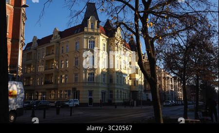 Edificio residenziale giallo del XIX secolo con tetto della torre a Szczecin, Polonia Foto Stock