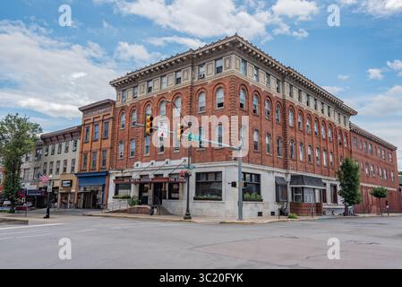 Esplorando la 4th Street a Sunbury, Pennsylvania, in un pomeriggio estivo Foto Stock