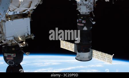 4 aprile 2019 - atmosfera terrestre - la nave di rifornimento Progress 72 (72P) della Russia è ritratta ancorata al compartimento di attracco dei Pirs della stazione spaziale Internazionale mentre il complesso orbitale volava a 256 miglia sopra l'Oceano Atlantico. Il 72P era stato lanciato dal Kazakistan poche ore prima, consegnando 3,7 tonnellate di cibo, carburante e rifornimenti per l'equipaggio della Expedition 59. In basso a sinistra si trova la Soyuz MS-12 Crew, agganciata al modulo Rassvet. (Immagine di credito: © NASA via ZUMA Wire/ZUMAPRESS.com) Foto Stock