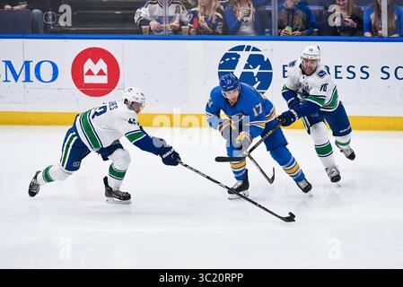 6 aprile 2019: L'ala sinistra dei St. Louis Blues Jaden Schwartz (17) cerca di scivolare tra la difesa dei difensori dei Vancouver Canucks Quinn Hughes (43) e l'ala sinistra dei Vancouver Canucks Tanner Pearson (70) durante la partita NHL tra i Vancouver Canucks e i St. Louis Blues tenutasi all'Enterprise Center di St. Louis City, MO Ulreich/CSM (Credit Image: &Copy; Richard Ulreich/CSM via ZUMA Wire) Foto Stock