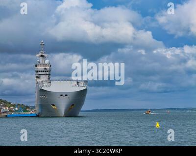 Cobh, Irlanda - maggio 27 2025: La portaerei d'assalto anfibio FS Tonnerre si trova maestosamente a Cork Harbour sotto cieli nuvolosi. Foto Stock