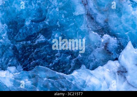Struttura di ghiaccio blu della Fjortende Julibreen / 14 luglio ghiacciaio che si divide in Krossfjorden, Haakon VII Land, Spitsbergen / Svalbard, Norvegia Foto Stock