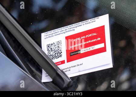 Biglietto di parcheggio su un'auto, parcheggiato erroneamente, parcheggio per i residenti senza permesso di parcheggio, notifica dall'ufficio di ordine pubblico, il reato può essere re Foto Stock