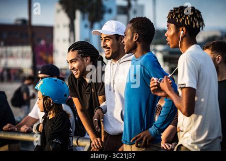 23 ottobre 2016 - Los Angeles, USA - 22 ottobre 2016: Un gruppo di skateboarder al Venice Beach Skate Park di Los Angeles, California, USA (immagine di credito: © Chris Putnam/ZUMA Wire) Foto Stock