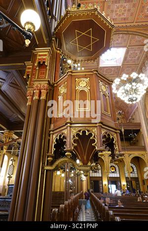 Pulpito e decorazioni interne della sinagoga di via Dohány, nota anche come grande sinagoga, Budapest, Ungheria, nel quartiere Erzsébetváros della città Foto Stock