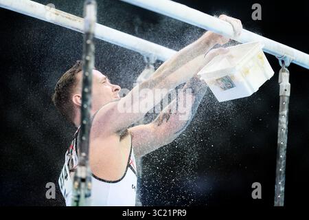 10 aprile 2019 - Szczecin, Pomerania Occidentale, Polonia - Lukasz Borkowski dalla Polonia visto in azione sulle barre parallele durante le qualifiche maschili dell'ottavo Campionato europeo di ginnastica Artistica (Credit Image: © Mateusz Slodkowski/SOPA Images via ZUMA Wire) Foto Stock