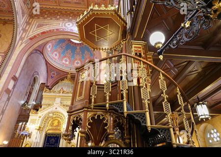 Pulpito e decorazioni interne della sinagoga di via Dohány, nota anche come grande sinagoga, Budapest, Ungheria, nel quartiere Erzsébetváros della città Foto Stock