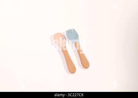 Set di cucchiai e forchette in silicone colorato con manici in legno Foto Stock