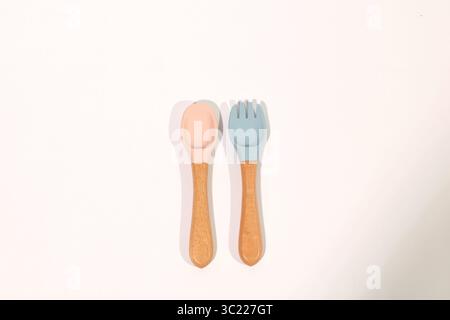 Set di cucchiai e forchette in silicone colorato con manici in legno Foto Stock