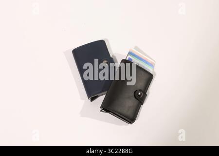 Collezione di portafogli in pelle con carte di credito su sfondo bianco Foto Stock