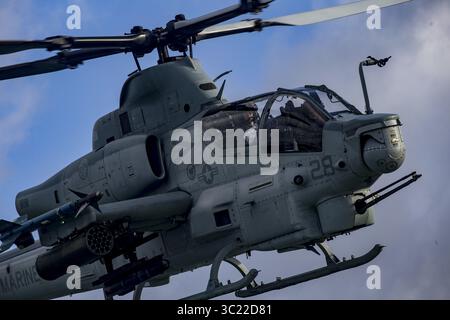 12 aprile 2019 - Oahu, HI, Stati Uniti - Un elicottero da attacco Viper del corpo dei Marines AH-1Z con Marine Light Attack Helicopter Squadron 367 conduce un volo commemorativo il 12 aprile 2019 su Oahu, Hawaii. Il volo fu in onore dei piloti di Marine Viper, il capitano Brannon e il maggiore Matthew M. Wiegand, che rimasero uccisi in un incidente il 30 marzo. (Immagine di credito: © Alex Kouns via ZUMA Wire) Foto Stock