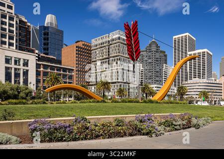 San Francisco, California - USA - 5 agosto 2022: Un bellissimo paesaggio della città di San Francisco raschietto sul lungomare dell'Embarcadero con arco e arro Foto Stock