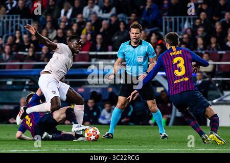 16 aprile 2019 - Barcellona, BARCELLONA, Spagna - 06 Paul Pogba del Manchester United difeso da 04 Ivan Rakitic del FC Barcelona e 03 Gerard Pique del FC Barcelona durante la partita di seconda partita di Champions League dei quarti di finale tra FC Barcelona e Manchester United allo stadio Camp Nou di Barcellona il 16 aprile 2019, Spagna. (Immagine di credito: © AFP7 via cavo ZUMA) Foto Stock