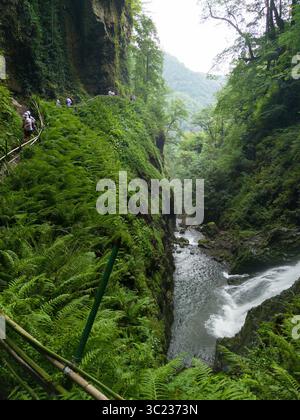 Paesaggio con percorso turistico dalla cascata il gigante in Abkhazia, gola e primavera in montagna in estate. Concetto di escursione, acqua, natura, viaggio Foto Stock