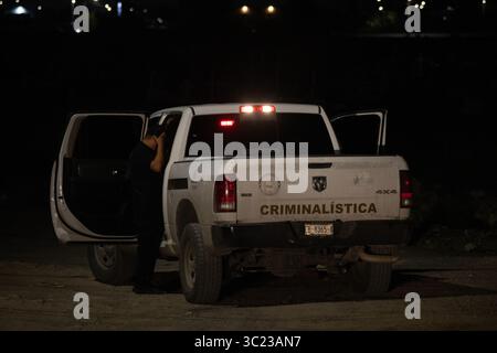 Il funzionario legale indaga su una scena del crimine di notte a Ciudad Juarez, segnata da continue violenze urbane. Foto Stock