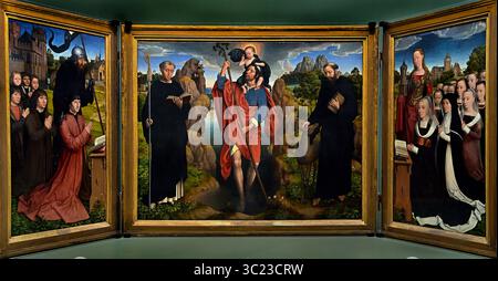 San Cristoforo con il Cristo bambino 1484 di Hans Memling XV secolo presso il museo municipale di Bruges, Belgio, Belgio, fiammingo, ( San Cristoforo è raffigurato mentre trasporta il bambino Cristo attraverso un fiume. ) Hans Memling (c. 1430–1494) è stato un pittore fiammingo della prima tradizione fiamminga, noto per le sue opere religiose e per i ritratti rivoluzionari della classe mercantile emergente, che ha portato la sua reputazione internazionale e influenza in Italia. Fu un artista di successo che fu tra i cittadini più ricchi della città di Bruges alla sua morte Foto Stock