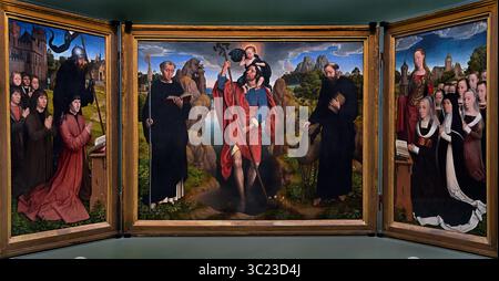 San Cristoforo con il Cristo bambino 1484 di Hans Memling XV secolo presso il museo municipale di Bruges, Belgio, Belgio, fiammingo, ( San Cristoforo è raffigurato mentre trasporta il bambino Cristo attraverso un fiume. ) Hans Memling (c. 1430–1494) è stato un pittore fiammingo della prima tradizione fiamminga, noto per le sue opere religiose e per i ritratti rivoluzionari della classe mercantile emergente, che ha portato la sua reputazione internazionale e influenza in Italia. Fu un artista di successo che fu tra i cittadini più ricchi della città di Bruges alla sua morte Foto Stock
