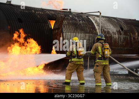 17 aprile 2019 - Wichita Falls, Georgia, Stati Uniti - i vigili del fuoco lavorano insieme per combattere un incendio durante un allenamento presso la Sheppard Air Force base, Texas, 17 aprile 2019. Dipartimenti di Sheppard, Wichita Falls, Texas, e Lawton, Oklahoma, convergeva nella fossa antincendio della Sheppard AFB per praticare diversi metodi di lotta contro il fuoco di un aereo. (Immagine di credito: © U.S. Air Force/ZUMA Wire/ZUMAPRESS.com) Foto Stock