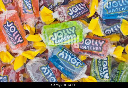 Houston, Texas USA 07-20-2025: Caramelle dure Jolly Rancher in wrappers sapori assortiti sparsi. Foto Stock