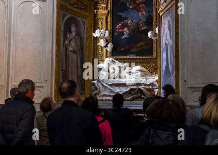 13 aprile 2019 - Roma, Lazio, Italia - turisti alla ricerca della Beata Ludovica Albertoni scultura da Bernini nella chiesa di San Francesco a Ripa (immagine di credito: © Dani Salva / Vwpics/VW Pics via ZUMA Wire) Foto Stock