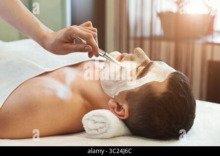 Ritratto dell'uomo con maschera facciale in argilla Foto Stock