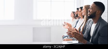 Uomini d'affari che battono la mano dopo il seminario d'affari Foto Stock