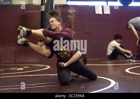 26 aprile 2019 - Newport News, va, USA - Erin Aragon lotta con il suo allenatore, Micah Amrozowicz, durante un allenamento fuori stagione per la squadra di wrestling Builder all'Apprentice School Athletic Complex il 23 aprile 2019. Aragon è la prima wrestler donna nella storia della Apprentice School ed è classificata a livello nazionale. (Immagine di credito: © TNS via cavo ZUMA) Foto Stock