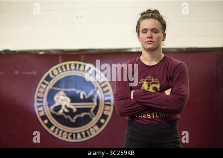 26 aprile 2019 - Newport News, va, Stati Uniti d'America - Erin Aragon posa per un ritratto dopo l'allenamento di wrestling presso l'Apprentice School Athletic Complex il 23 aprile 2019. Aragon è la prima wrestler donna nella storia della Apprentice School ed è classificata a livello nazionale. (Immagine di credito: © TNS via cavo ZUMA) Foto Stock