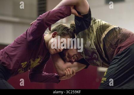 26 aprile 2019 - Newport News, va, USA - Erin Aragon lotta con il suo allenatore, Micah Amrozowicz, durante un allenamento fuori stagione per la squadra di wrestling Builder all'Apprentice School Athletic Complex il 23 aprile 2019. Aragon è la prima wrestler donna nella storia della Apprentice School ed è classificata a livello nazionale. (Immagine di credito: © TNS via cavo ZUMA) Foto Stock