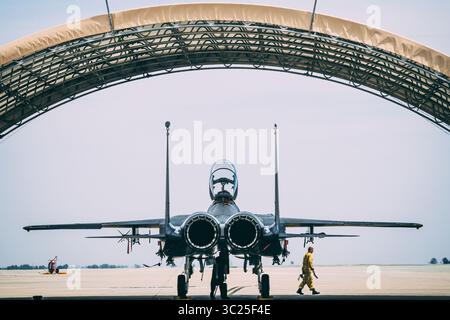 25 aprile 2019 - Seymour Johnson Air Force base, Carolina del Nord, Stati Uniti - i capi d'equipaggio assegnati al 4th Maintenance Group eseguono controlli di manutenzione su un F-15E Strike Eagle il 25 aprile 2019, presso la Seymour Johnson Air Force base, Carolina del Nord. Il 4th Maintenance Group gestisce, mobilita, dispiega e sostiene 94 aerei F-15E e le relative attrezzature per operazioni aerospaziali di spedizione in tutto il mondo e addestramento degli equipaggi di F-15E. (Immagine di credito: © U.S. Air Force/ZUMA Wire/ZUMAPRESS.com) Foto Stock