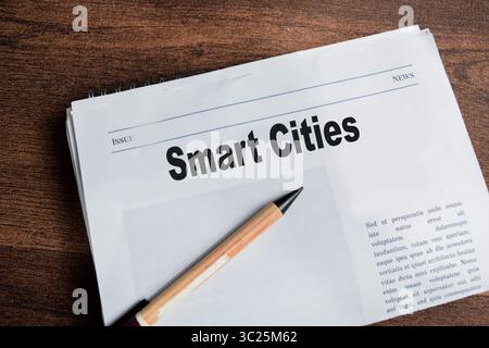 Testo delle città intelligenti nel titolo isolato su una tavola di legno. Concetto di giornale Foto Stock