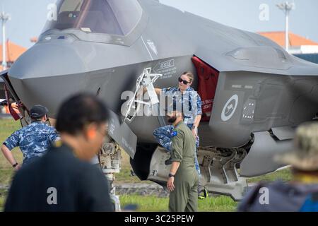 Bali, 18 settembre 2024: L'equipaggio della Royal Australian Air Force ispeziona un F-35 Lightning II durante il Bali International Airshow 2024. Foto Stock
