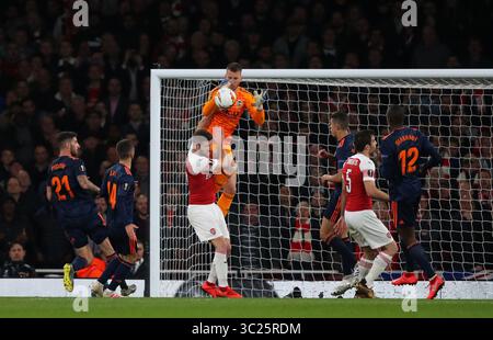 LONDRA, INGHILTERRA - 2 MAGGIO: Neto di Valencia lancia un tiro sotto la sfida di Shkodran Mustafi dell'Arsenal durante la semifinale di Europa League tappa 1 tra Arsenal e Atletico Madrid all'Emirates Stadium il 2 maggio 2019 a Londra, Regno Unito. Credito: Mitchell Gunn/ESPA-Images (immagine di credito: &Copy; ESPA Photo Agency/CSM via ZUMA Wire) Foto Stock