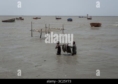 3 maggio 2019 - Odisha, India - il ciclone Fani ha colpito Odisha, India e continua a muoversi verso il Bangladesh. L'alta marea ha già colpito molti luoghi e tutti i pescherecci e i pescatori sono tornati dal mare. (Immagine di credito: © Jashim Salam/ZUMA Wire) Foto Stock