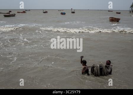 3 maggio 2019 - Odisha, India - il ciclone Fani ha colpito Odisha, India e continua a muoversi verso il Bangladesh. L'alta marea ha già colpito molti luoghi e tutti i pescherecci e i pescatori sono tornati dal mare. (Immagine di credito: © Jashim Salam/ZUMA Wire) Foto Stock