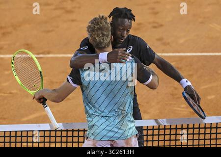 3 maggio 2019 - Estoril, Lisbona, Portogallo - Gael Monfils dalla Francia fa il tifo con Alejandro Davidovich Fokina dalla Spagna durante il giorno 7 del Millennium Estoril Open 2019. (Immagine di credito: © David Martins/SOPA Images via ZUMA Wire) Foto Stock
