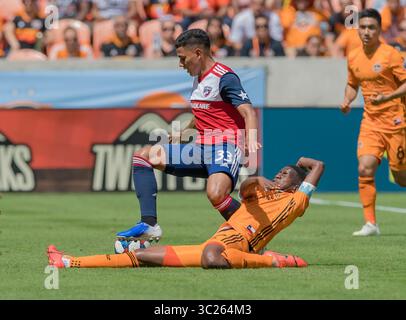 4 maggio 2019, Edwin Cerrillo (33) e Oscar Boniek Garcia (27), centrocampista della Houston Dynamo durante una partita tra il Dallas FC e lo Houston Dynamo al BBVA Compass Stadium di Houston, Texas. All'Half Houston Dynamo guida il Dallas 1-0 Maria Lysaker / CSM(Credit Image: &Copy; Maria Lysaker/CSM via ZUMA Wire) Foto Stock
