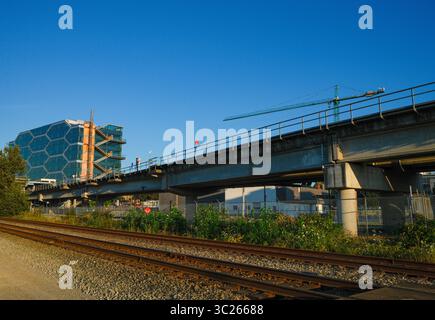La nuova linea Skytrain che va dalla Emily Carr University verso l'edificio Hive e la VCC-Clark Station a False Creek Flats, Vancouver, BC Foto Stock