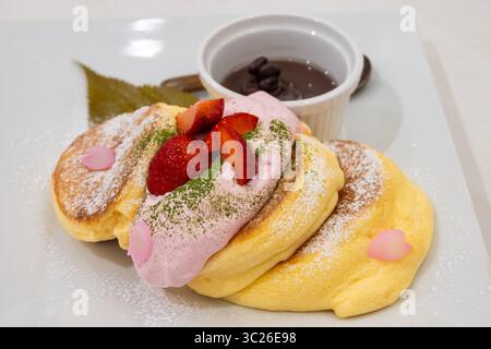 Soffici pancake Souffle con fragole, Matcha e pasta di fagioli rossi Foto Stock