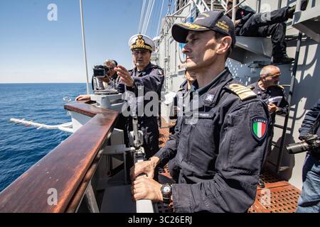 2 maggio 2019 - Mar Mediterraneo - Ammiraglio Donato Marzano Comandante in Capo della flotta italiana e Capitano Stefano Frumneto Comandante di Garibaldi a bordo del vettore aereo Giuseppe Garibaldi durante l'esercitazione Mare aperto 2019-1, esercitazione italiana di guerra marittima multilaterale destinata a promuovere l'interoperabilità e la competenza, nel 2019 cui si uniscono 40 navi e 5 sottomarini delle marine di Canada, Francia, Inghilterra, Paesi Bassi, Portogallo, Spagna e Stati Uniti. (Immagine di credito: © Francesco Militello Mirto/ZUMA Wire) Foto Stock