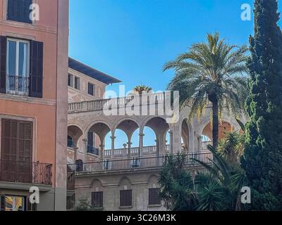 Palma di Maiorca, Spagna - 12 luglio 2024: Ala del Palazzo Almudaina vista da Placa de la Reina. Parcheggiare di fronte Foto Stock